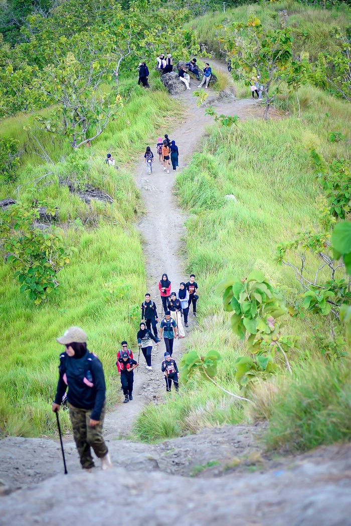 Bukit Sukun Jadi Primadona Hiking dengan View Laut dan Kota Mamuju